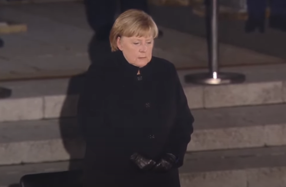 Angela Merkel și-a luat rămas bun, cu ochii în lacrimi, de la forțele armate înainte de a părăsi funcția de cancelar