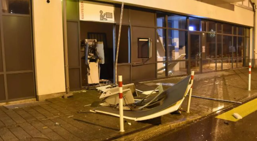 Un român a fost condamnat la închisoare după ce a aruncat în aer un bancomat, în Elveția. Cât va sta după gratii