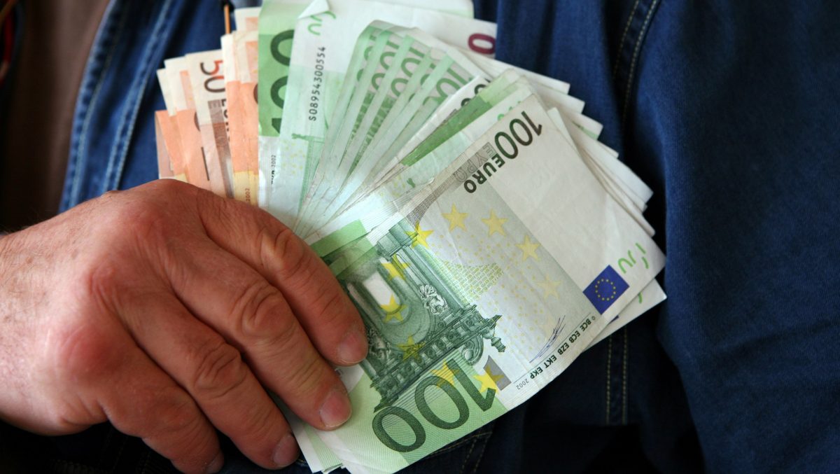 Ei sunt șefii de la Compania Apa Brașov! Un director are un venit de peste 7600 de euro lunar