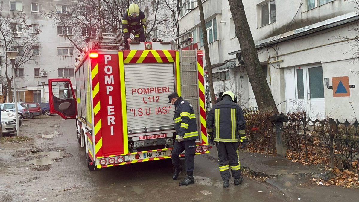 Pompierii ieşeni au intervenit pe strada Vitejilor din Iaşi. Un bătrân a rămas imobilizat în apartament – EXCLUSIV, FOTO, VIDEO