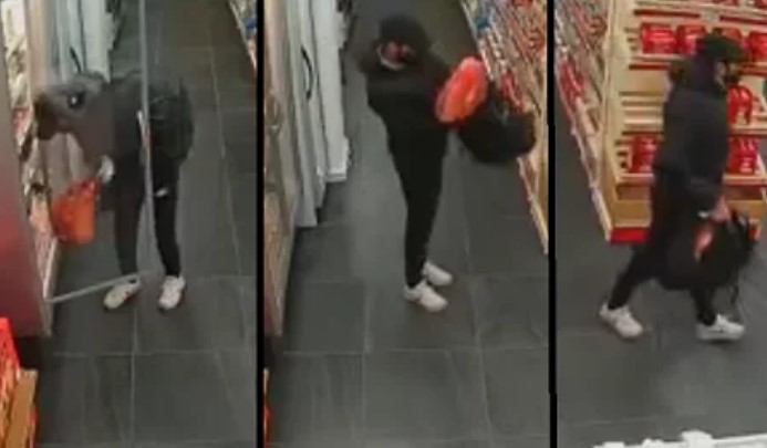 Un român a furat o pulpă de porc dintr-un supermarket! S-a chinuit secunde întregi să bage marfa în ghiozdan – VIDEO