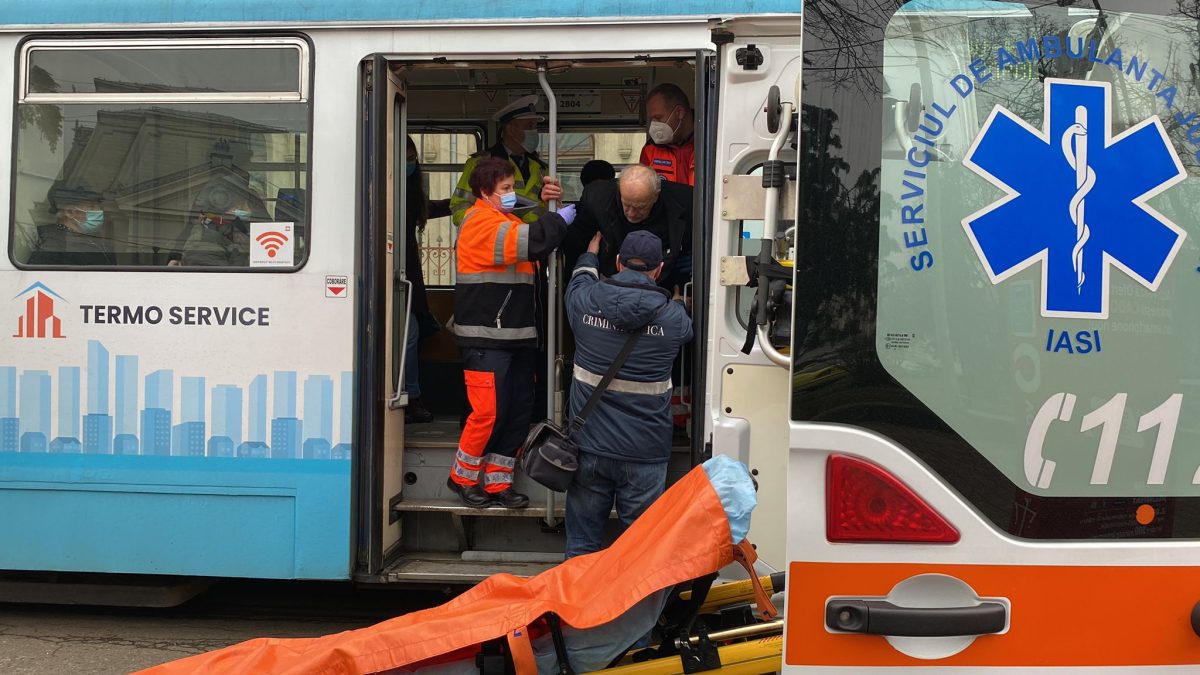 Circulaţia tramvaielor blocată în zona Filarmonicii. Unui bătrân i s-a făcut rău în mijlocul de transport în comun. Medicii acordă îngrijiri – EXCLUSIV, FOTO, VIDEO