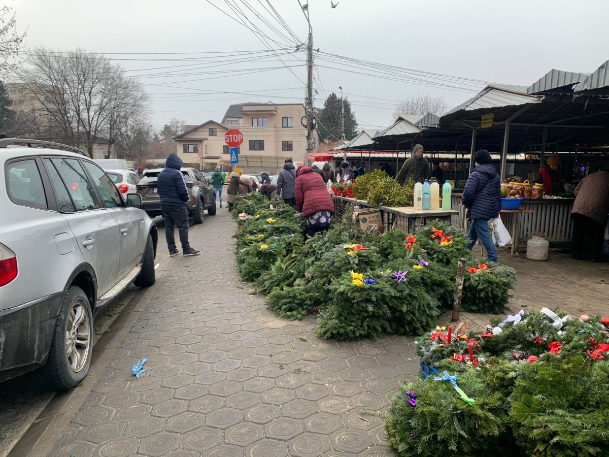 Ieşenii care nu au cumpărat încă bradul de Crăciun riscă acum să petreacă sărbătorile fără brad. În ajun de Crăciun pieţele din Iaşi au rămas fără brazi! – FOTO