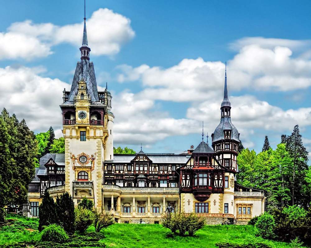 Alertă la Castelul Peleș! Doi turiști străini au fost atacați de un urs