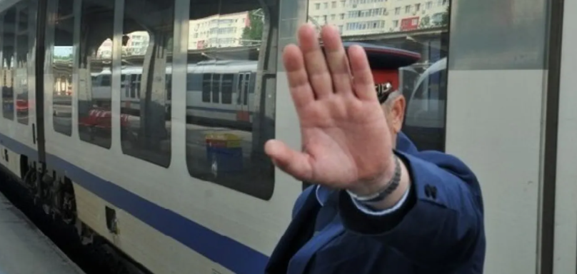 Grevă CFR! O femeie a fost lovită de un călător în trenul blocat pe șine