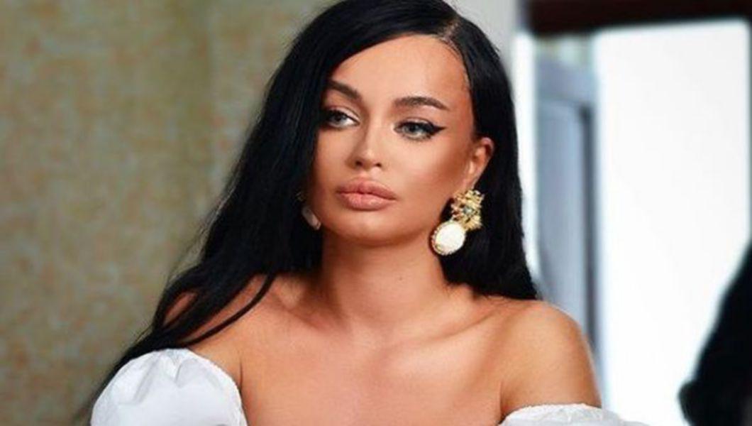 Claudia Iosif se iubește cu un bărbat celebru din România. „Nu este uşor să fii iubita lui!”