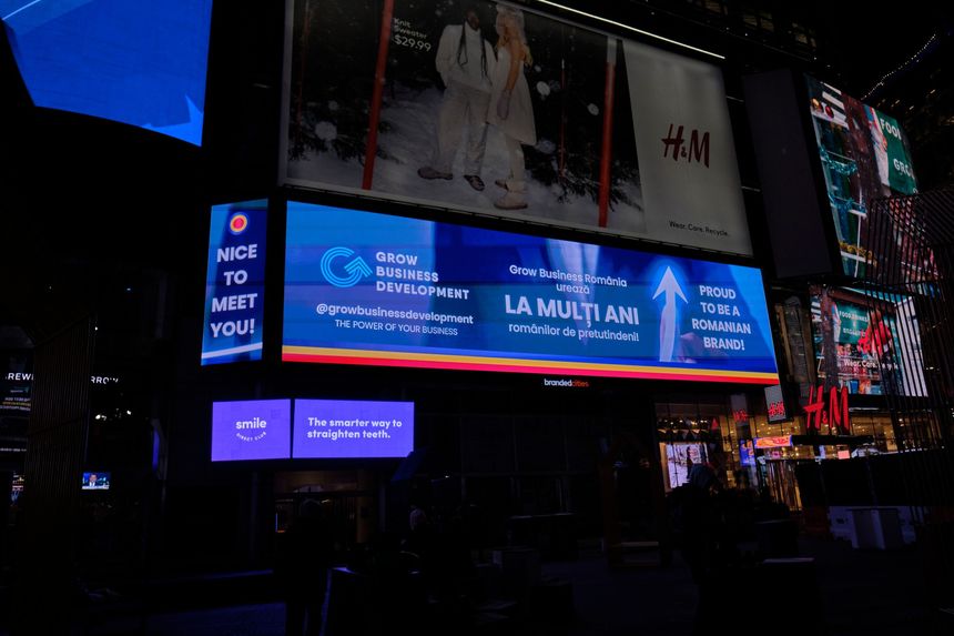 Spaţiu publicitar în New York, cumpărat de o companie de consultanță din Iaşi. Tinerii au vrut să le transmită „La mulţi ani” românilor de Ziua Naţională