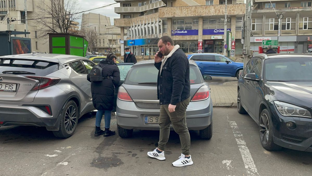 Incident în municipiul Iaşi. Un copil a rămas blocat în maşină. Părinţii au sunat de urgenţă la 112 – EXCLUSIV, FOTO, VIDEO
