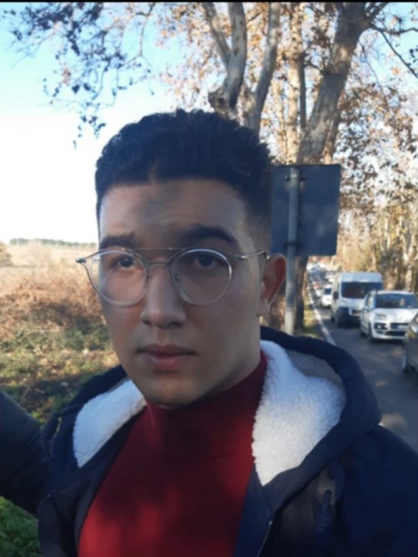 Ahmed Sami El Bourkardi, „Casapul” din Moara de Vânt, se află în avionul către România. Cum a fost surprins acesta în aeronavă – Foto