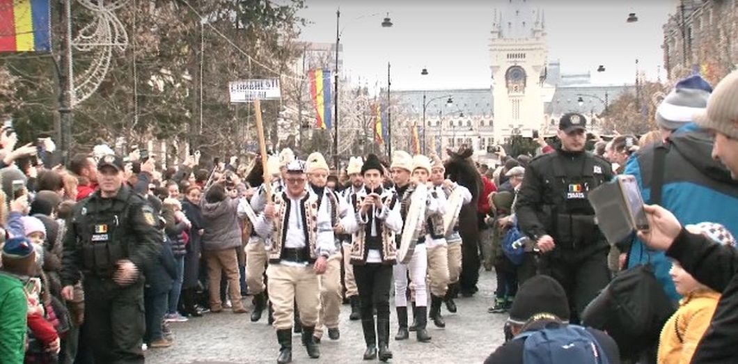 ” Dansul urşilor din Comăneşti”, jucat pentru prima dată la Iaşi: Mii de oameni au asistat la spectacolul unic – FOTO, VIDEO