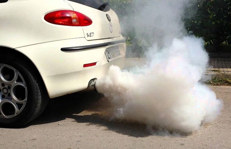 De ce scoate fum alb motorul diesel: Cât de grav este și ce trebuie să faci