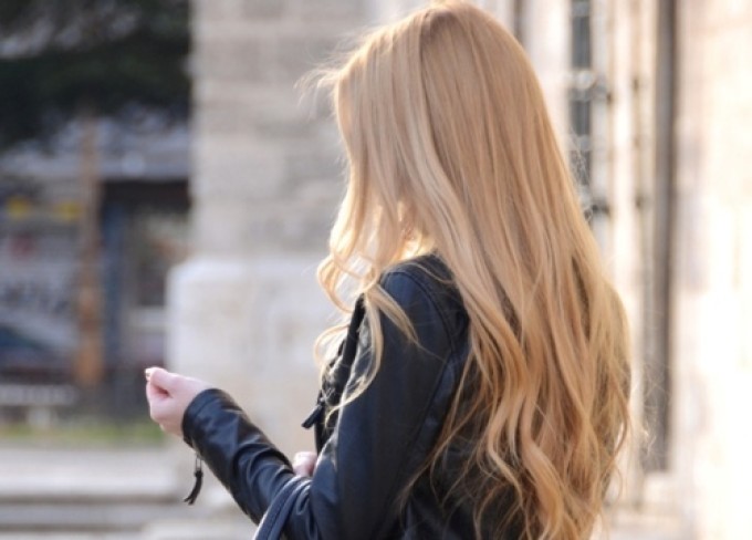 o femeie cu părul lung și blond
