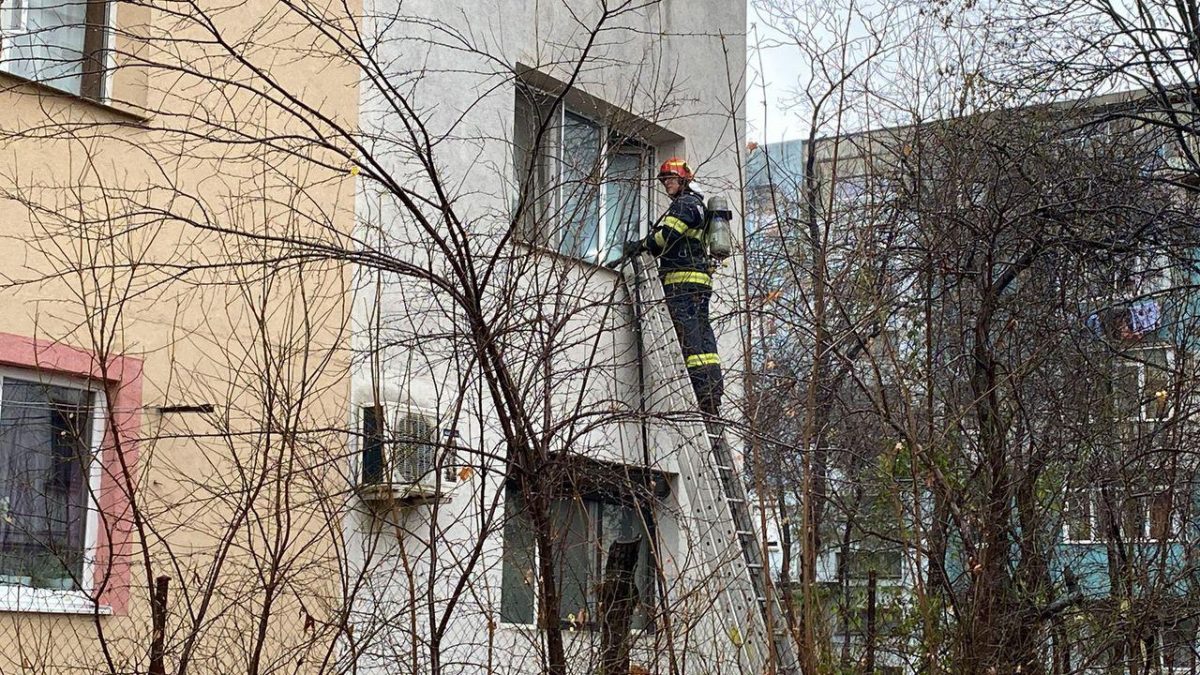 Incendiu într-un apartament din municipiul Iași! Pompierii intervin de urgență