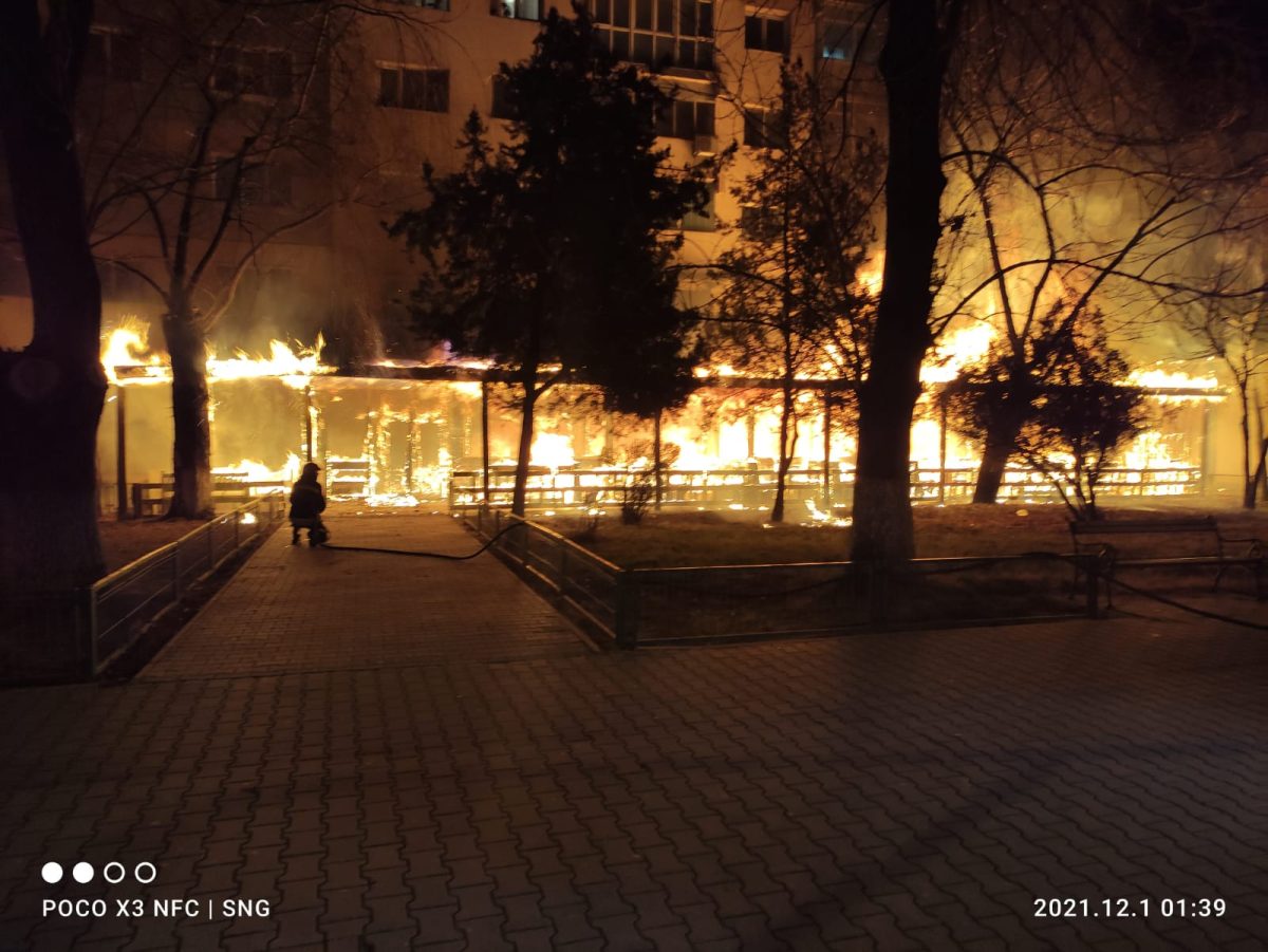 Incendiu puternic la o terasă din judeţul Bacău. Flăcările s-au extins, iar mai multe persoane au fost evacuate – FOTO, VIDEO