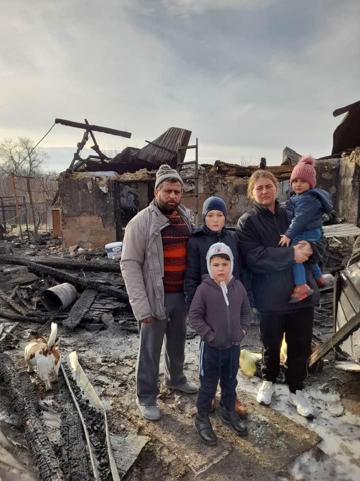 Nenorocire în mijlocul sărbătorilor. Casa uneii familii s-a făcut scrum. Mai mulţi copii au rămas acum pe drumuri -FOTO