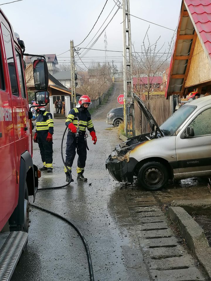 Incendiu în comuna Ciurea. O mașină a fost cuprinsă de flăcări în garajul proprietarului