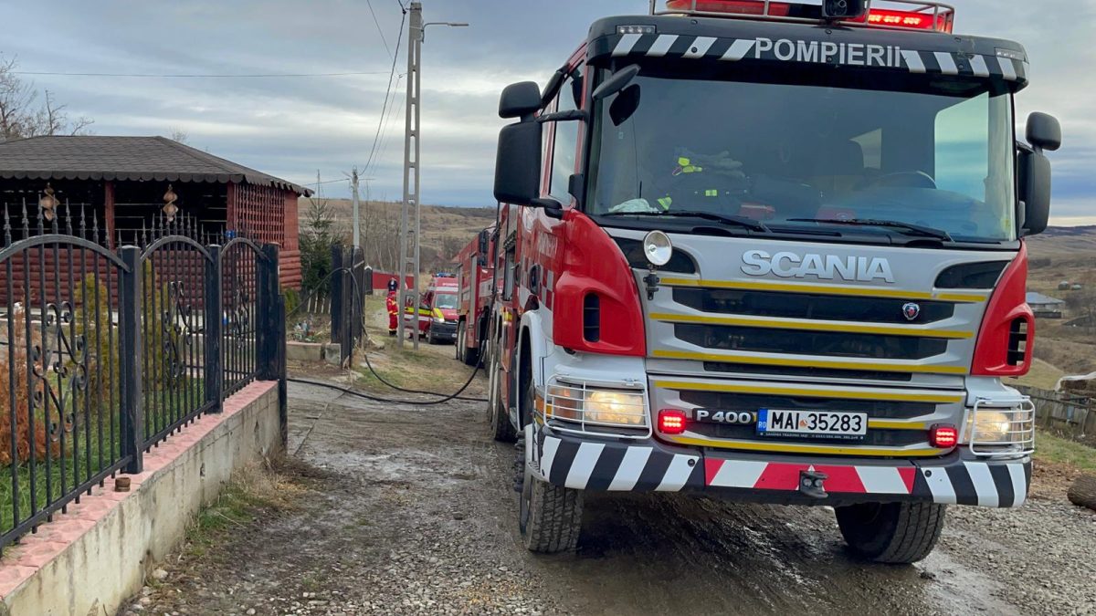 Incendiu la o casă din judeţul Iași! Pompierii intervin de urgență pentru lichidarea focului