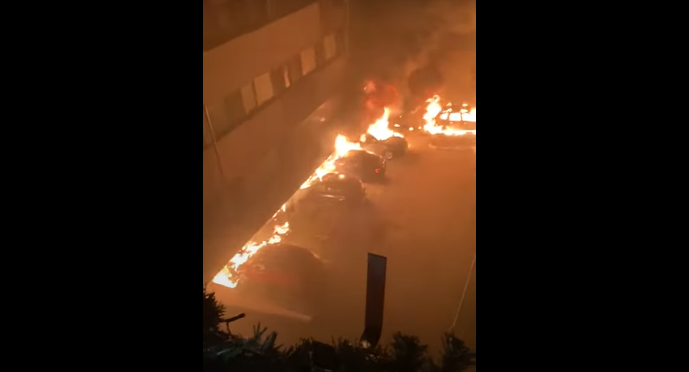 Parcarea subterană a blocului din Constanța nu avea autorizaţie ISU. 37 de maşini au fost cuprinse de flăcări. Imaginile infernului, surprinse de locatari – FOTO, VIDEO