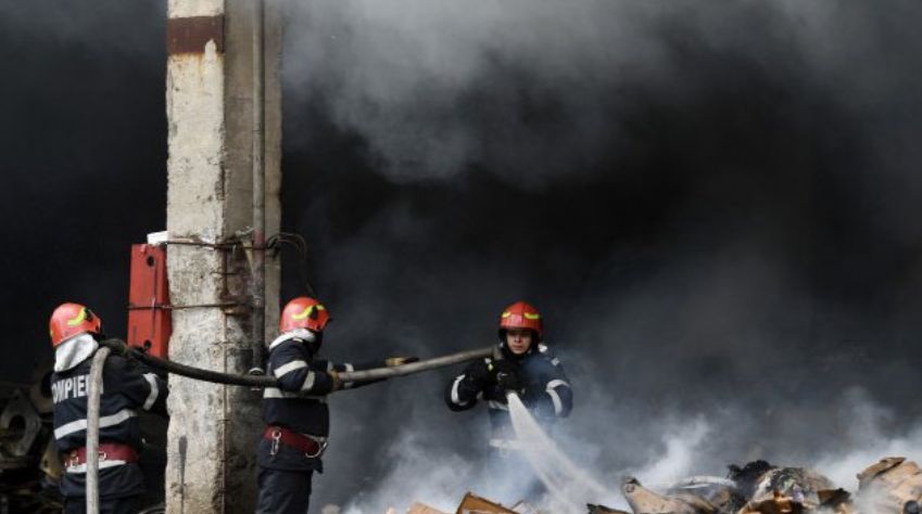 Incendiu puternic în Eforie Sud. Un depozit de mobilă a fost cuprins de flăcări