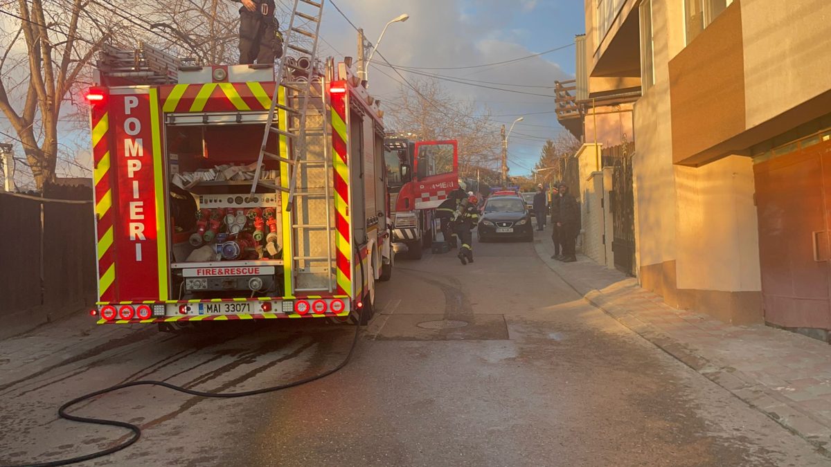 Incendiu la o casă din municipiul Iaşi. Mai multe echipaje de pompieri intervin de urgenţă. O persoană a decedat – EXCLUSIV, GALERIE FOTO, UPDATE