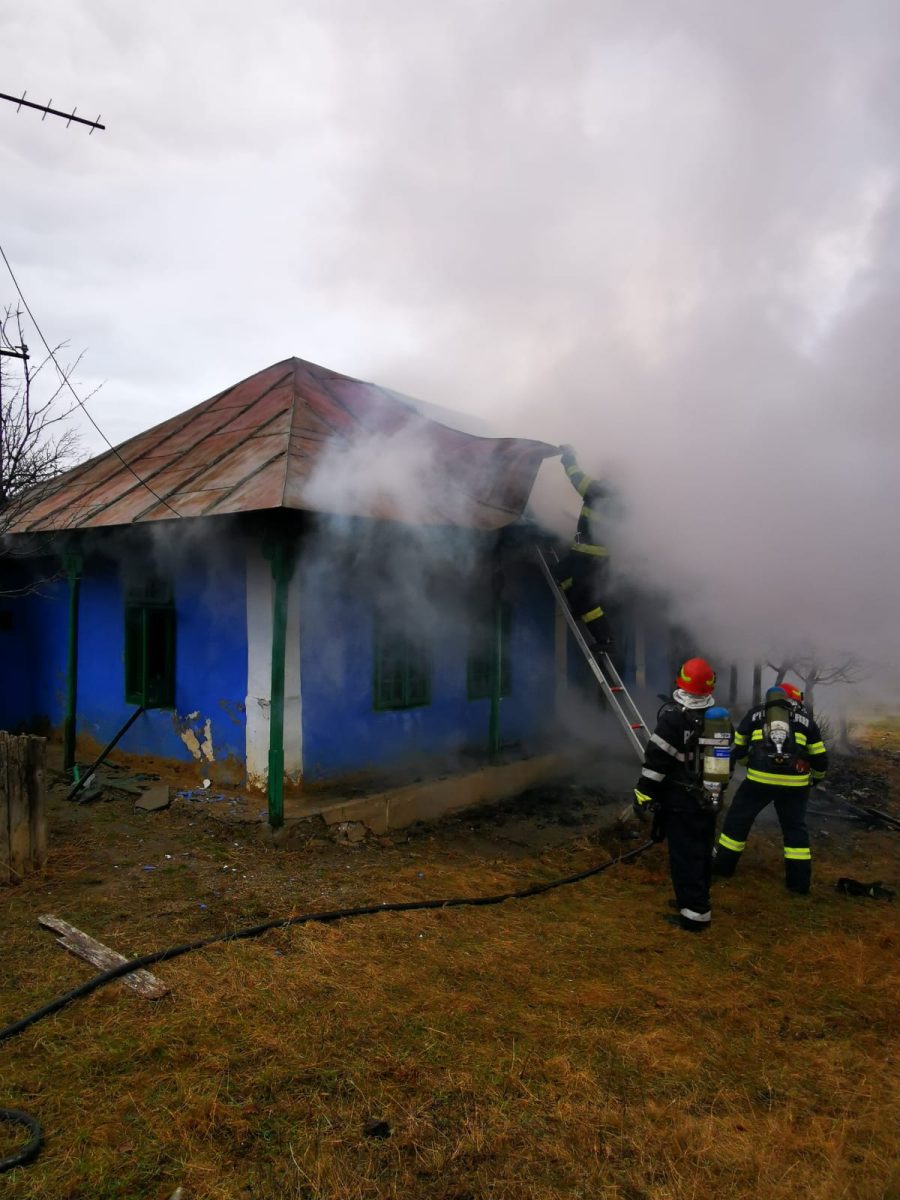 O casă a fost cuprinsă de flăcări în județul Iași -FOTO