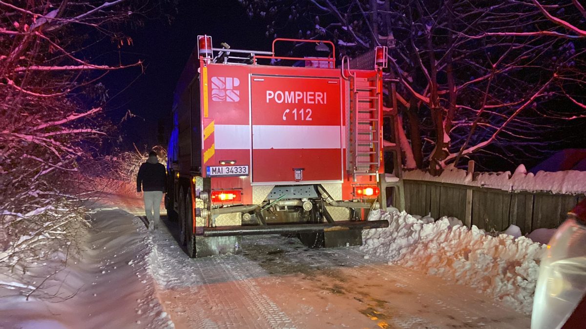 O persoană a fost rănită în urma izbucnirii unui incendiu, în localitatea Mogoşeşti. Mai multe echipaje de pompieri intervin în forţă – EXCLUSIV, FOTO