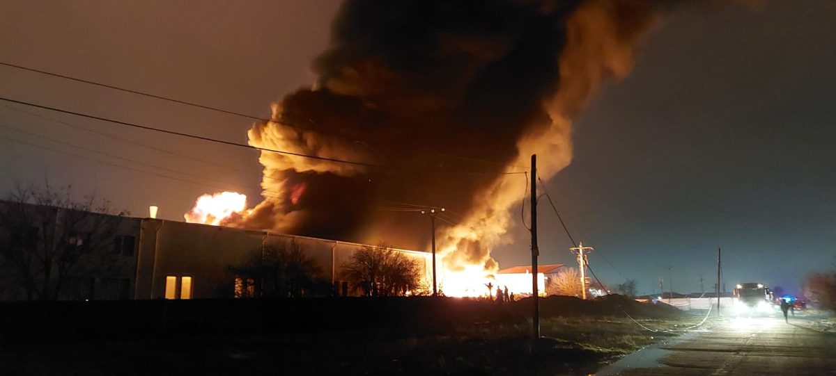 Incendiu puternic în sudul Capitalei! Flăcări uriaşe la un depozit depozit de materiale reciclabile din Popești-Leordeni