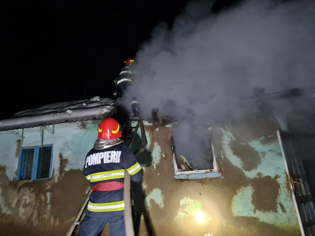 Incendiu în comuna Probota. O casă bătrânească a fost cuprinsă de flăcări – EXCLUSIV, FOTO