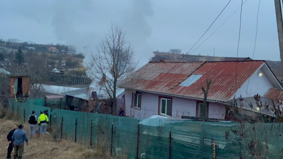 Incendiu la o casă din Rediu, judeţul Iaşi. Trei autospeciale de pompieri s-au deplasat la faţa locului – EXCLUSIV, FOTO