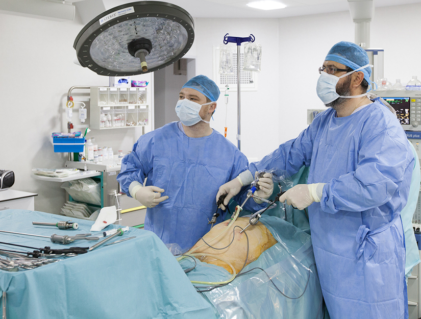medici in operație