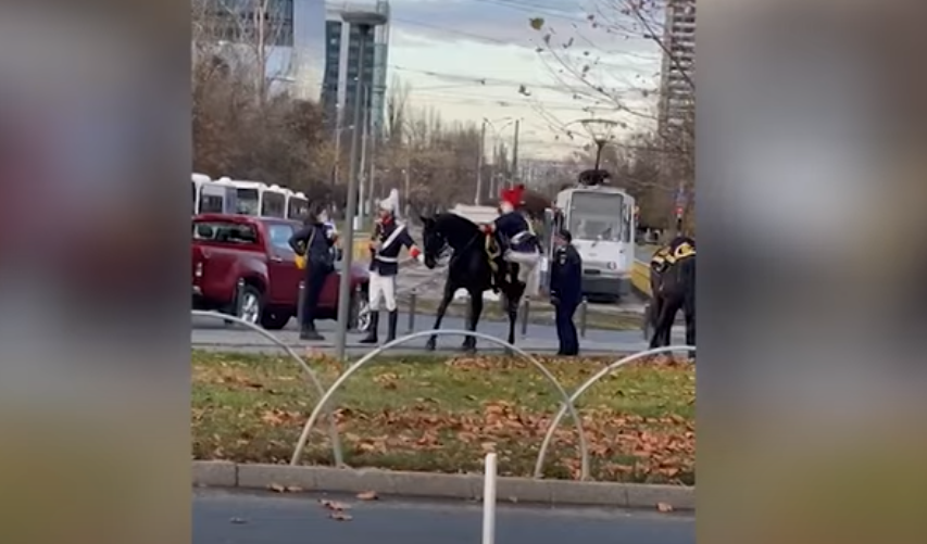 Un jandarm încearcă, fără succes, să se urce pe cal la parada de Ziua Națională – VIDEO VIRAL