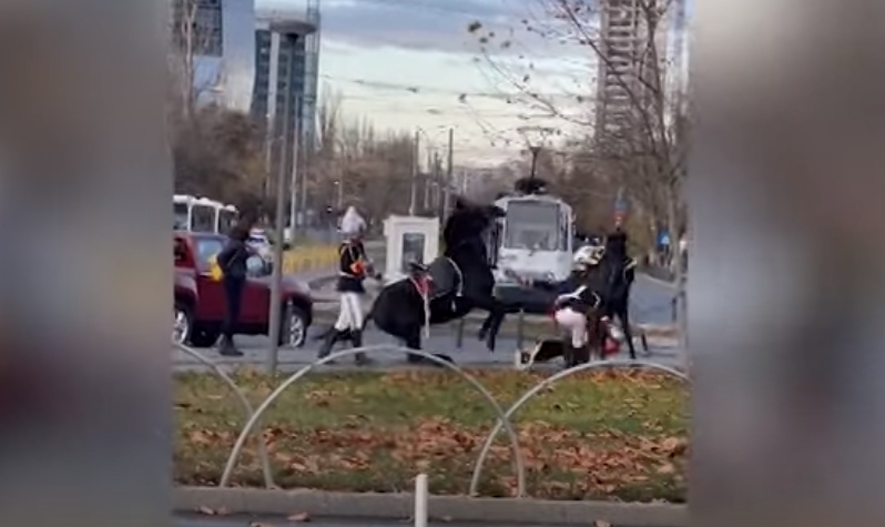 Militarul care nu s-a putut urca pe cal la parada de 1 Decembrie, anchetat de procurori – VIDEO