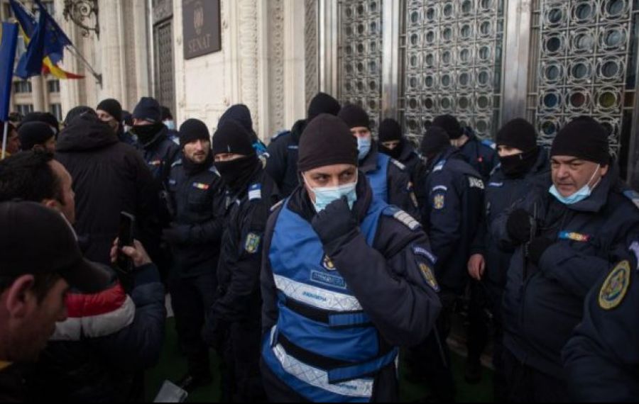 Dosar penal în cazul jandarmilor care au acționat la poarta Senatului