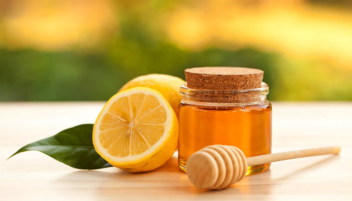 Miere cu lămâie pentru gât: Remediu eficient și la îndemâna oricui