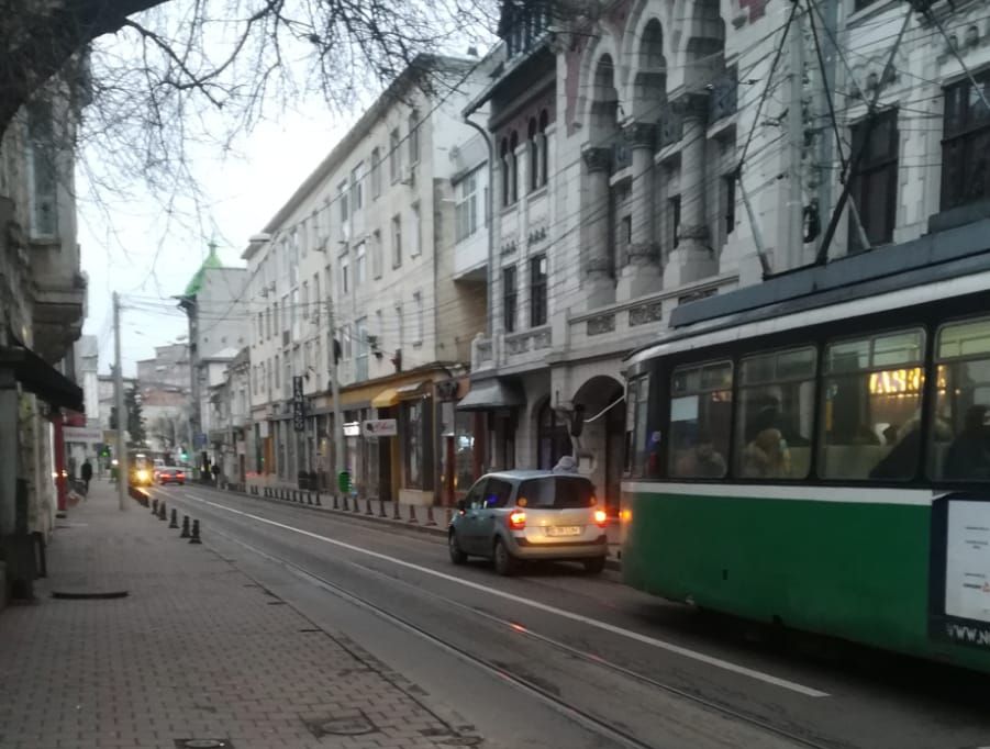 O mașină lăsată pe avarii a blocat toată strada Cuza Vodă din Iași! Zeci de mașini și tramvaie aşteaptă să tranziteze zona – FOTO