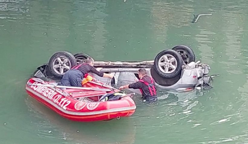 O mașină a zburat de pe Podul Ciurel din București în râul Dâmbovița. Bărbat scos din apă, resuscitat de SMURD