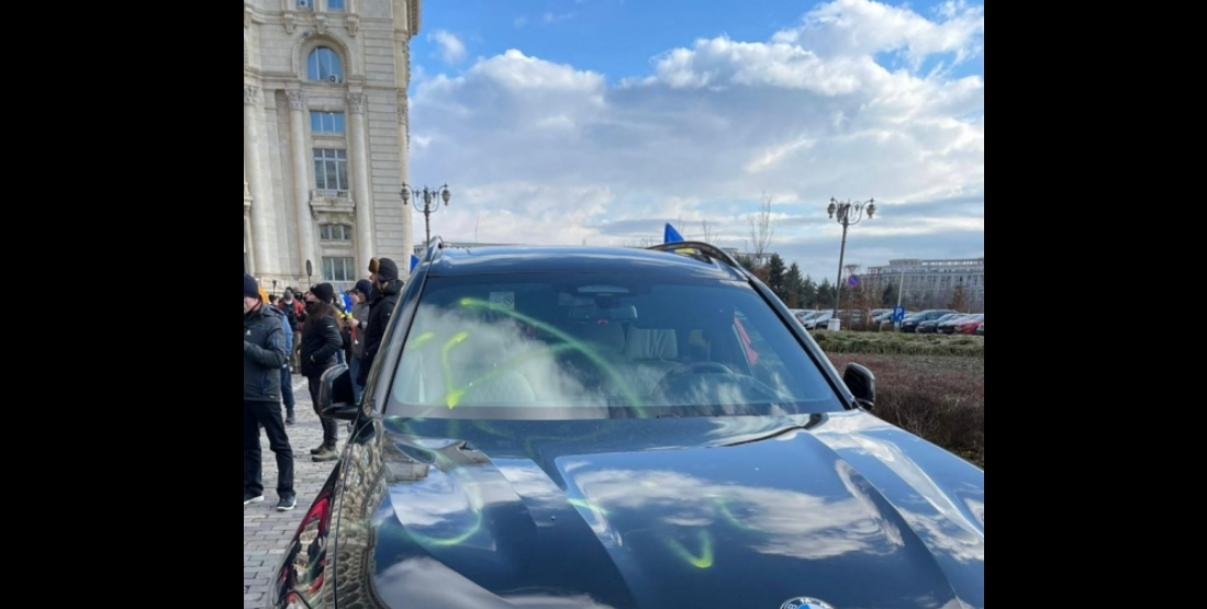 Protestatarii din București au vandalizat mașinile ambasadorilor Japoniei și SUA în România – FOTO