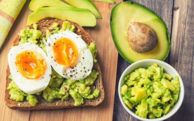 avocado si oua mic dejun pentru copii