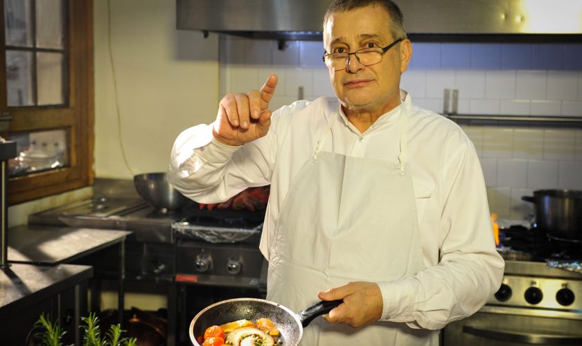 Nu este un banc! Câți lei costă o ciorbă de burtă și o porție de sarmale la restaurantul de fiță al lui Mircea Dinescu din Centrul Vechi, „Lacrimi și Sfinți”