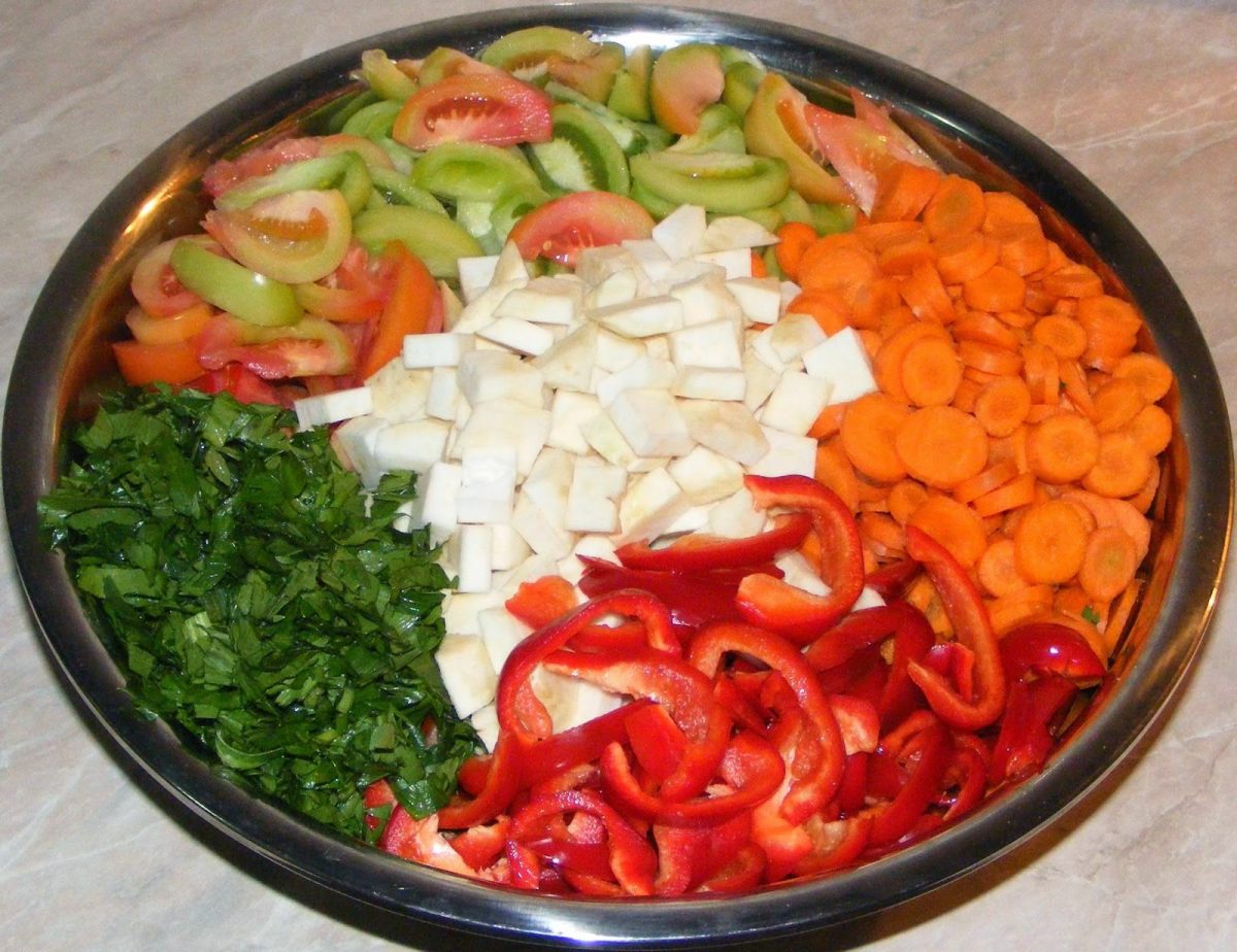 Murături asortate tăiate mărunt: Un deliciu pentru mesele de Sărăbători