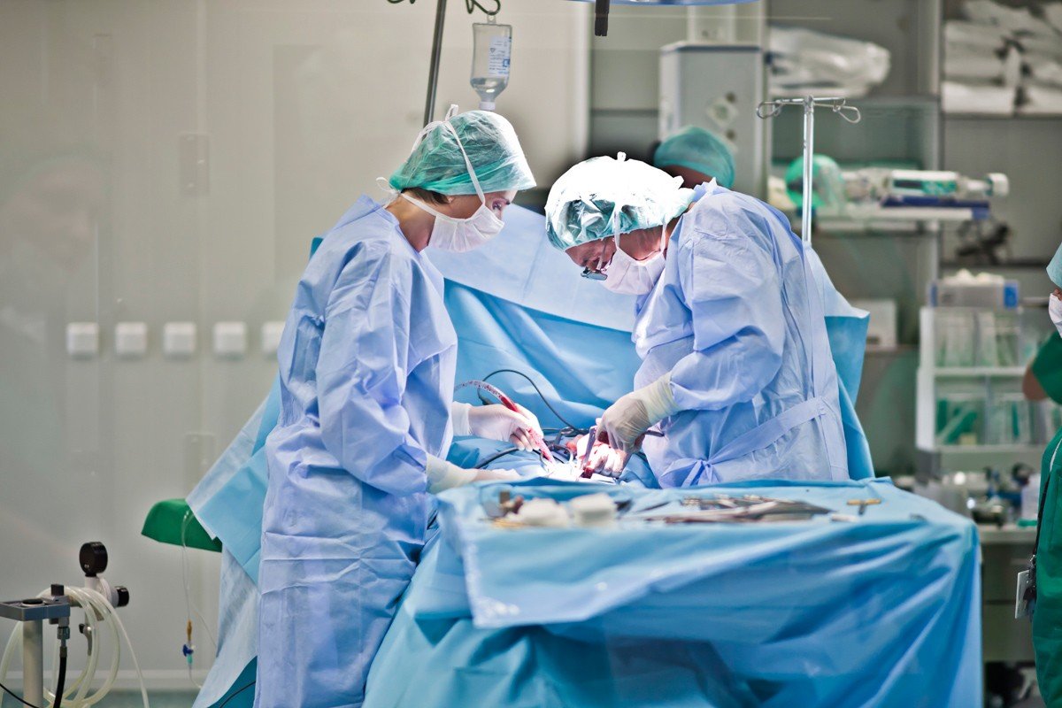 medici în operația pe cord deschis