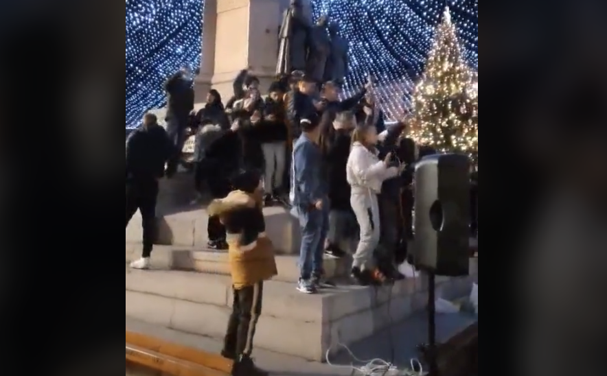 Petrecere pe ritm de manele! Mai mulţi tineri riscă dosar penal, după ce s-au urcat pe statuia lui Alexandru Ioan Cuza din centrul Iaşului – VIDEO