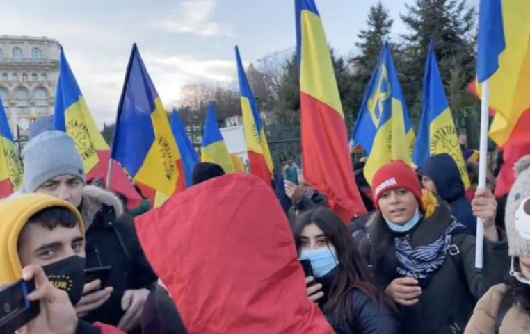 Protestatarul de la Parlament care a vandalizat mai multe mașini a fost reținut pentru 24 de ore