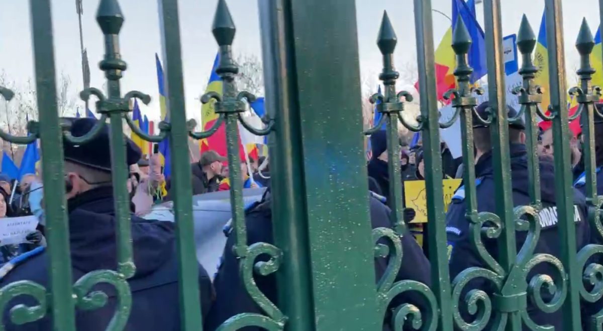 Protestatarii forţează intrarea în Parlamentul României! Oamenii scandează împotriva certificatului verde – FOTO