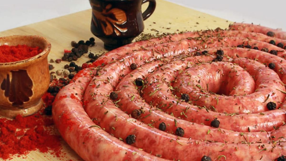 Rețeta cârnați de casă 10 kg: Cei mai aromați cârnați pentru Crăciun, ca la bunica acasă