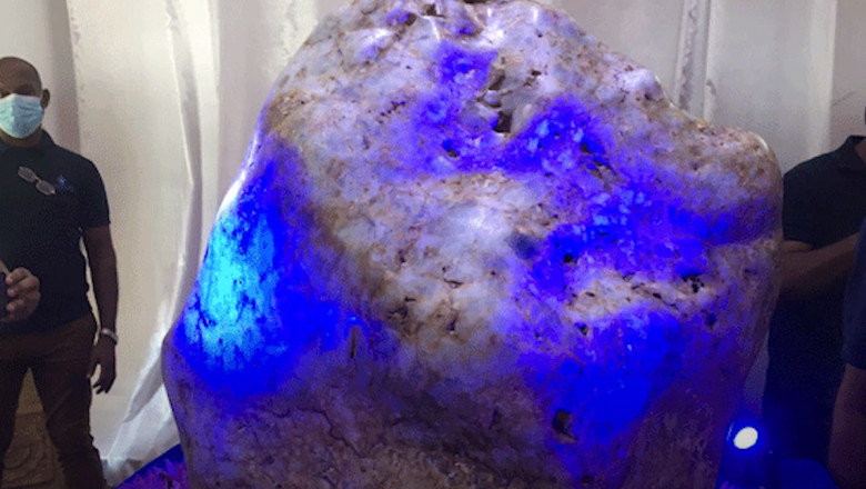 Cel mai mare safir natural albastru din lume, scos la licitaţie. Banii, folosiţi pentru a scăpa de criza economică din Sri Lanka – FOTO, VIDEO