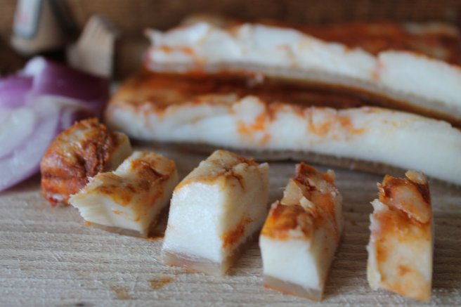 Slănina fiartă în zeamă de varză: Un deliciu de Sărbători, ca la bunica acasă!
