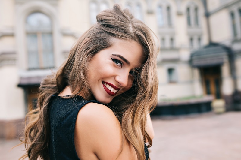 Viata femeilor se schimba complet dupa ce devin modele la un studio de videochat!