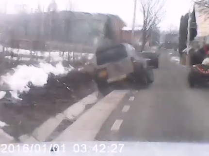 Un șofer, urmărit ca-n filme pe străzile din județul Suceava. Polițiștii l-au oprit după ce au tras focuri de armă în pneuri – VIDEO