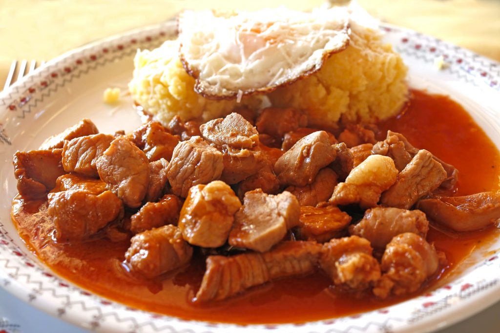 Tochitura de porc cu cârnați: Rețeta senzațională de pe vremea bunicii